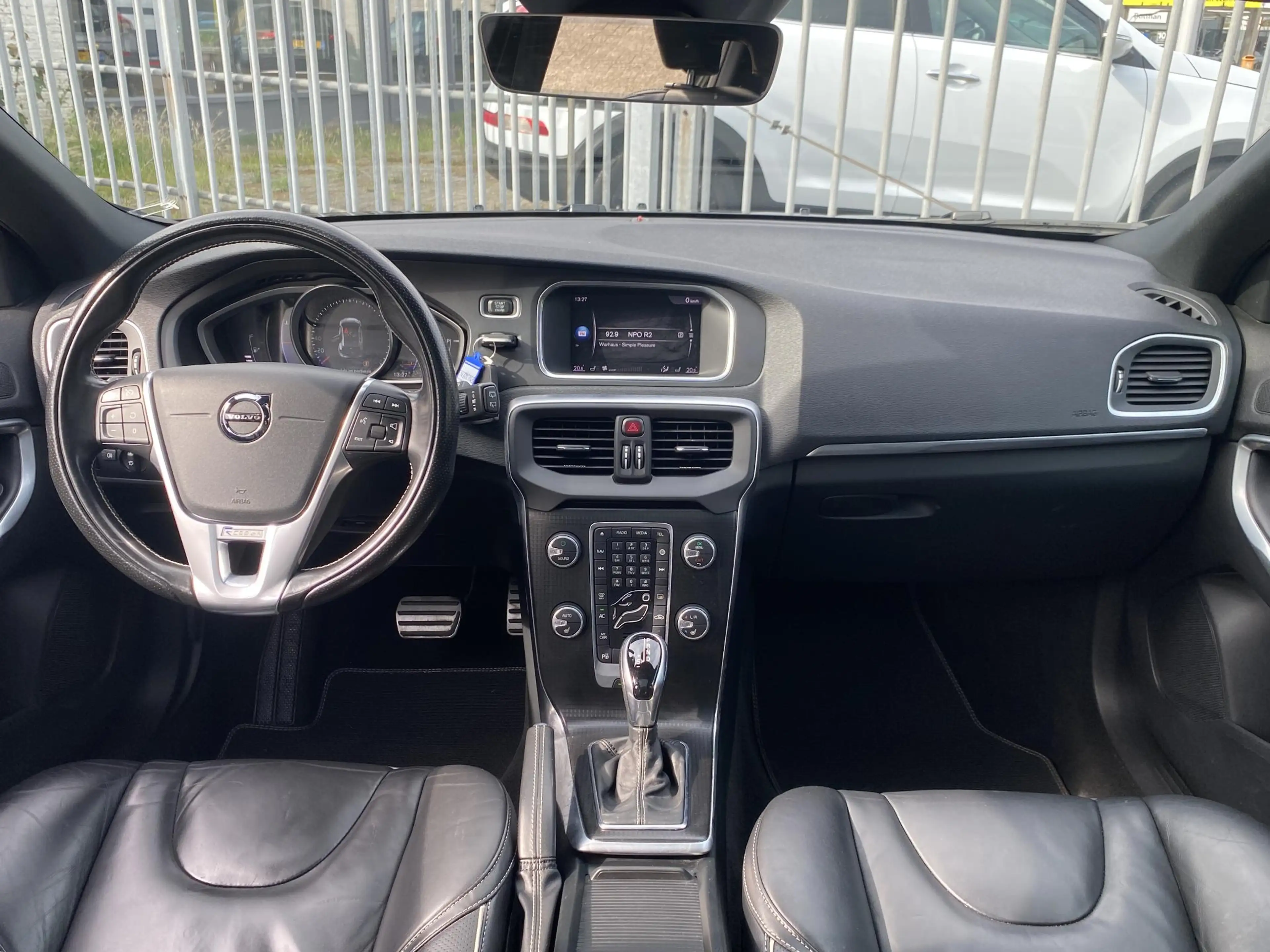Volvo V40 2.0 T4 Business Sport / NL-Auto / Vol-Leder / Pano — photo 15