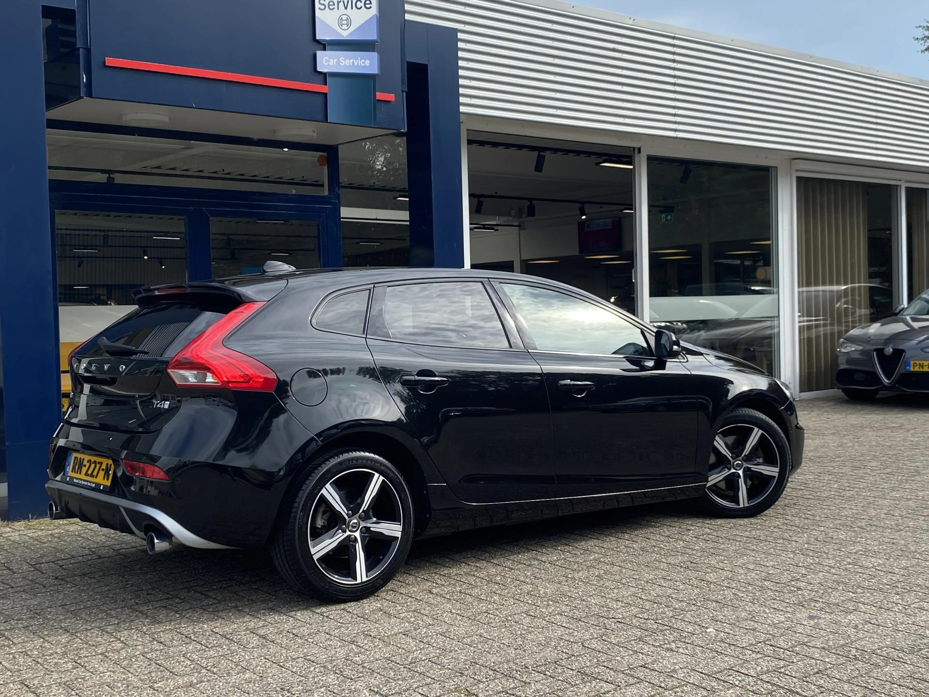 Volvo V40 2.0 T4 Business Sport / NL-Auto / Vol-Leder / Pano — photo 8