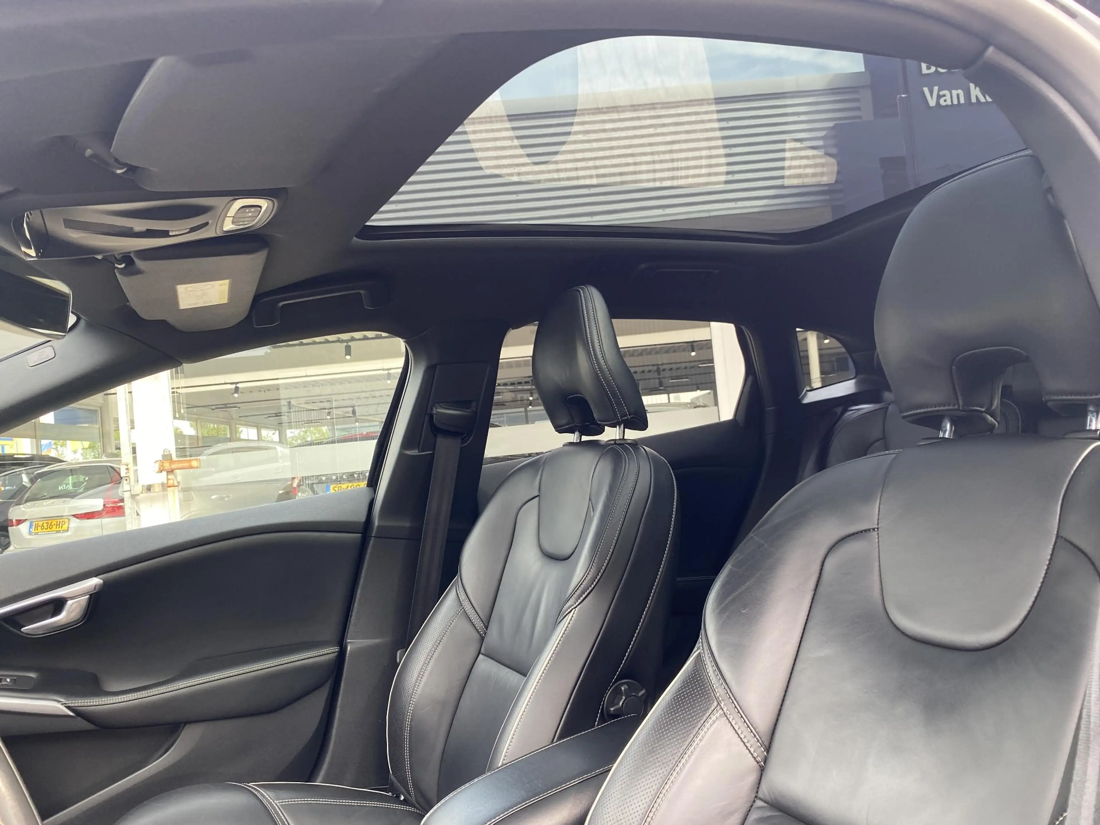 Volvo V40 2.0 T4 Business Sport / NL-Auto / Vol-Leder / Pano — photo 13