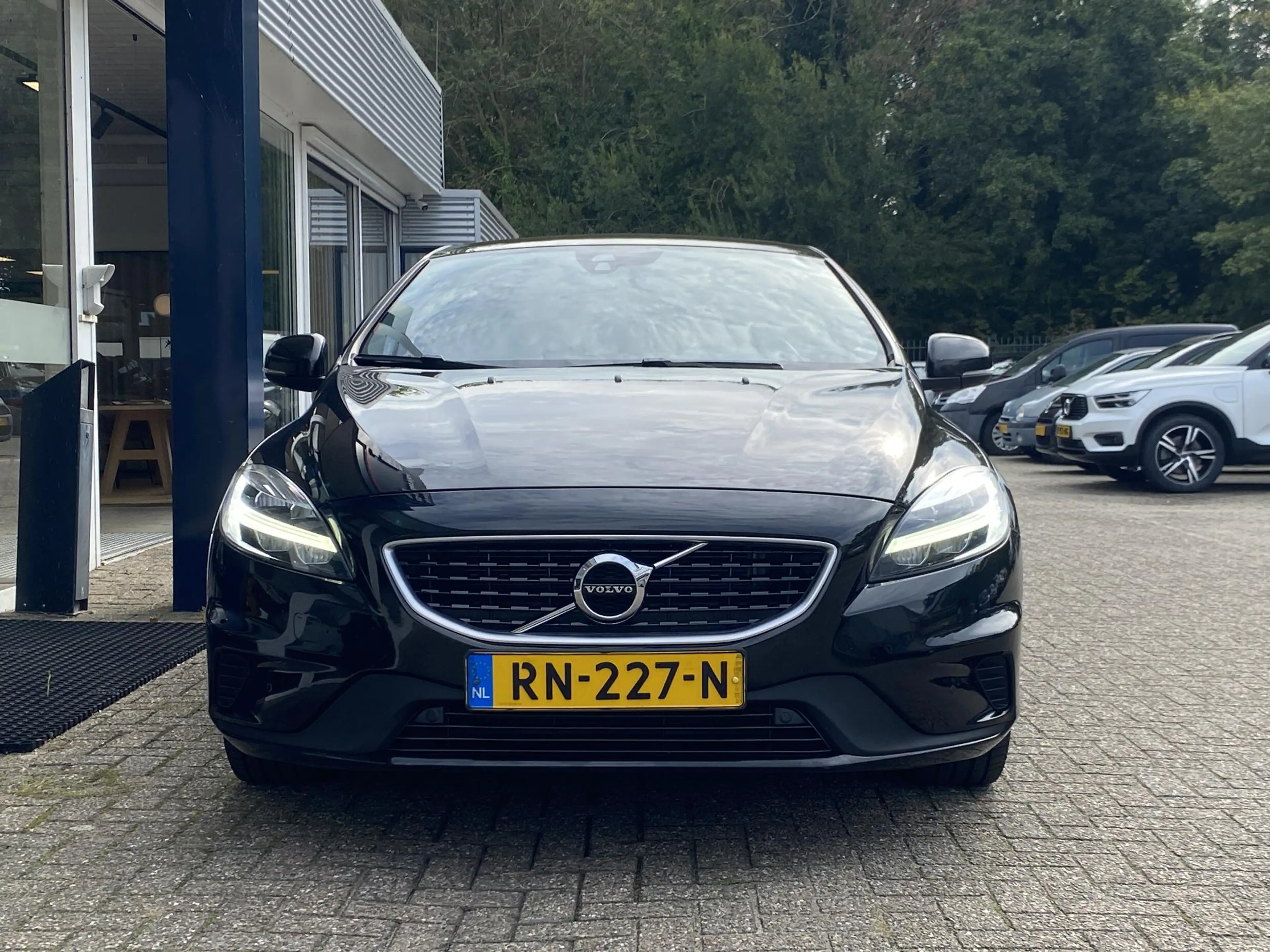 Volvo V40 2.0 T4 Business Sport / NL-Auto / Vol-Leder / Pano — photo 5