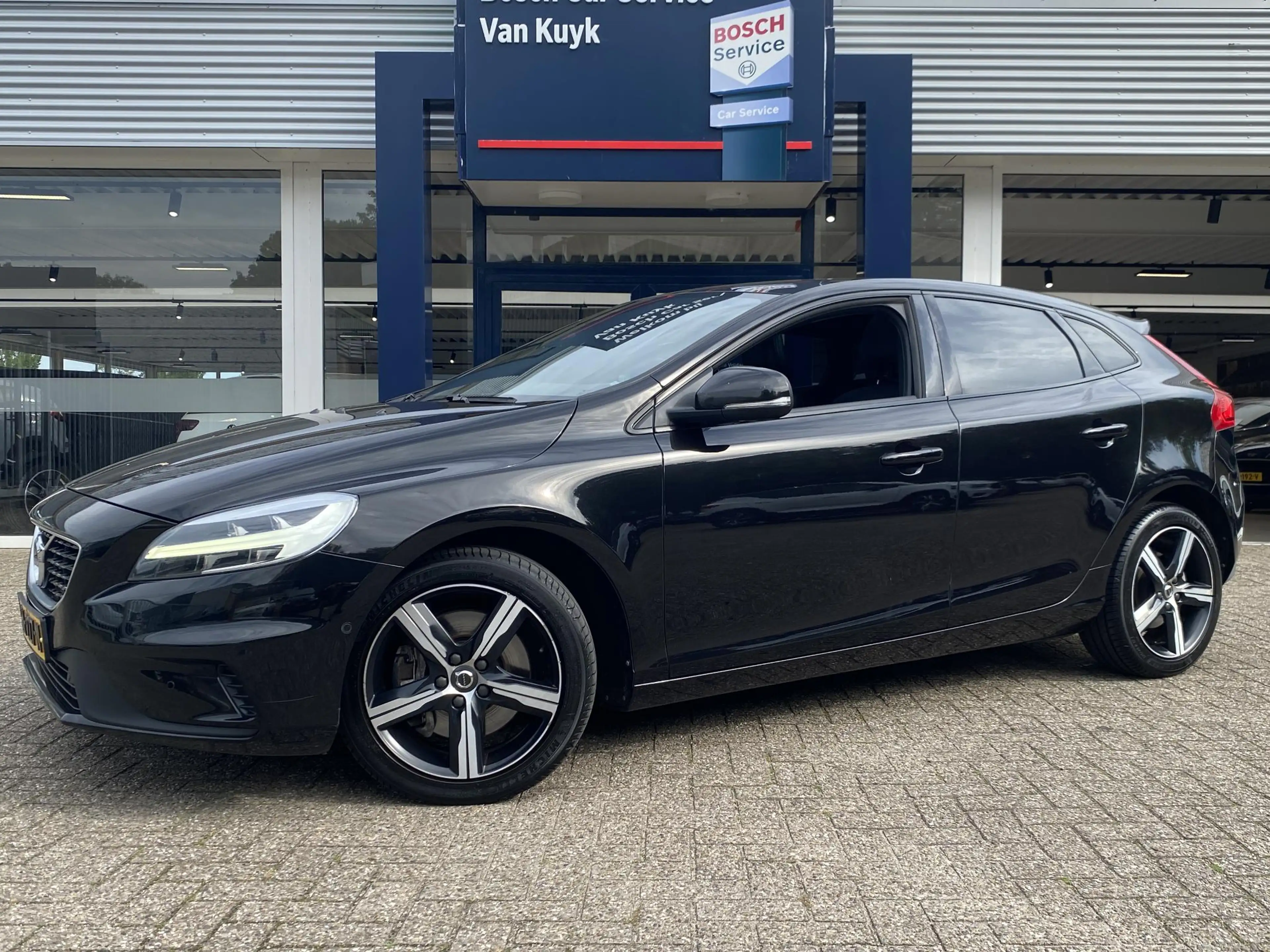Volvo V40 2.0 T4 Business Sport / NL-Auto / Vol-Leder / Pano — photo 2