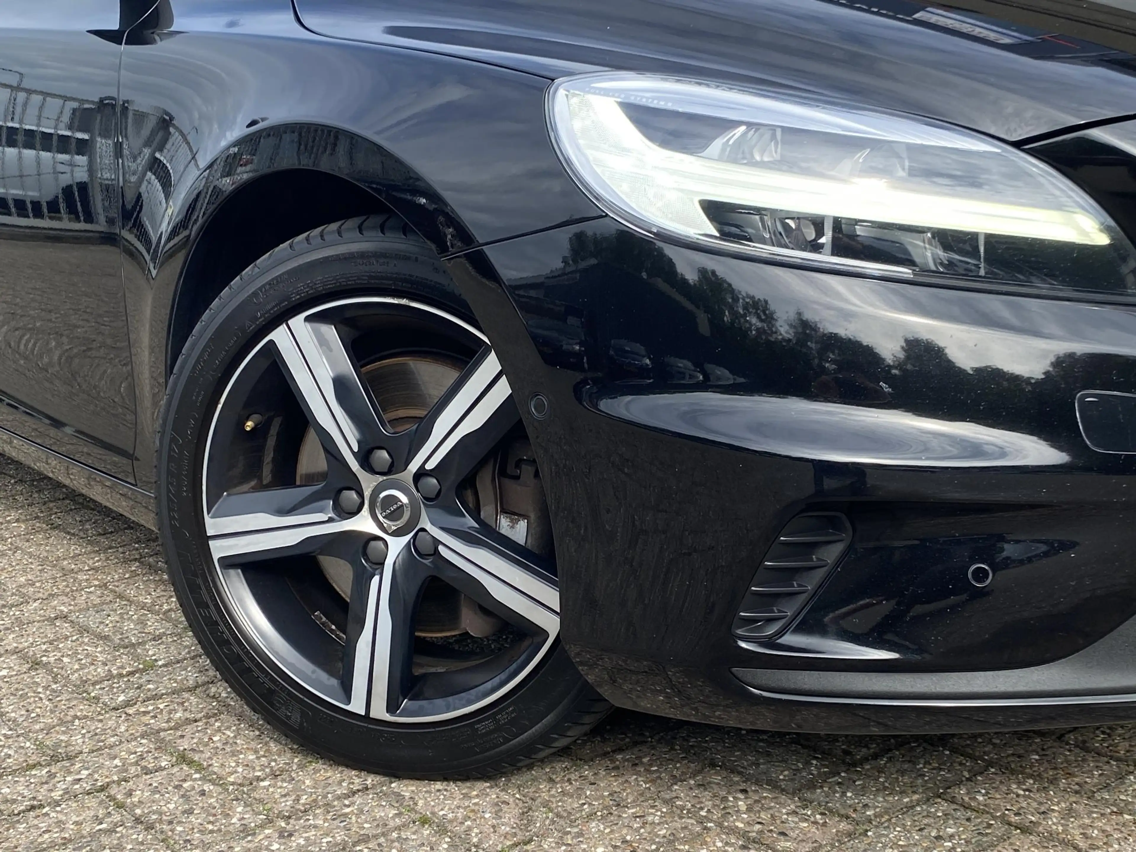 Volvo V40 2.0 T4 Business Sport / NL-Auto / Vol-Leder / Pano — photo 9