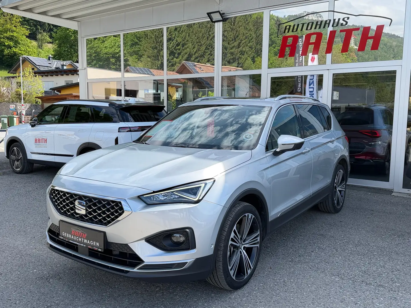 SEAT Tarraco 2,0 TSI Xcellence DSG 4Drive Silber - 1