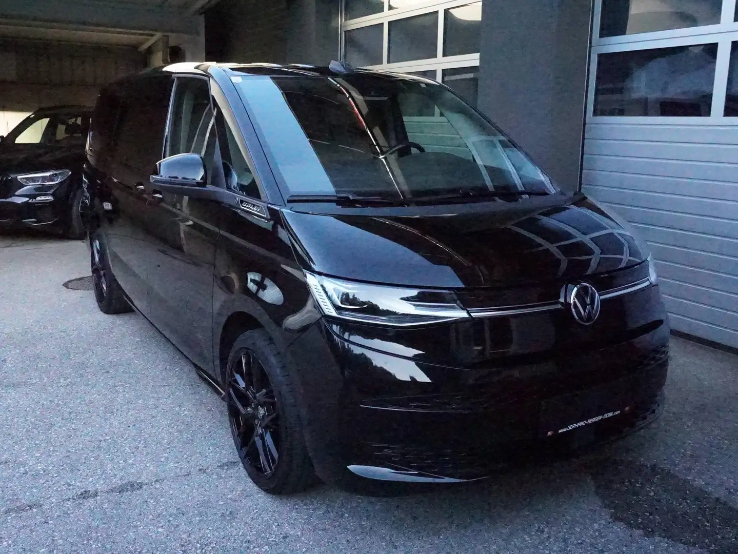 Volkswagen T7 Multivan lang Life Schwarz - 1
