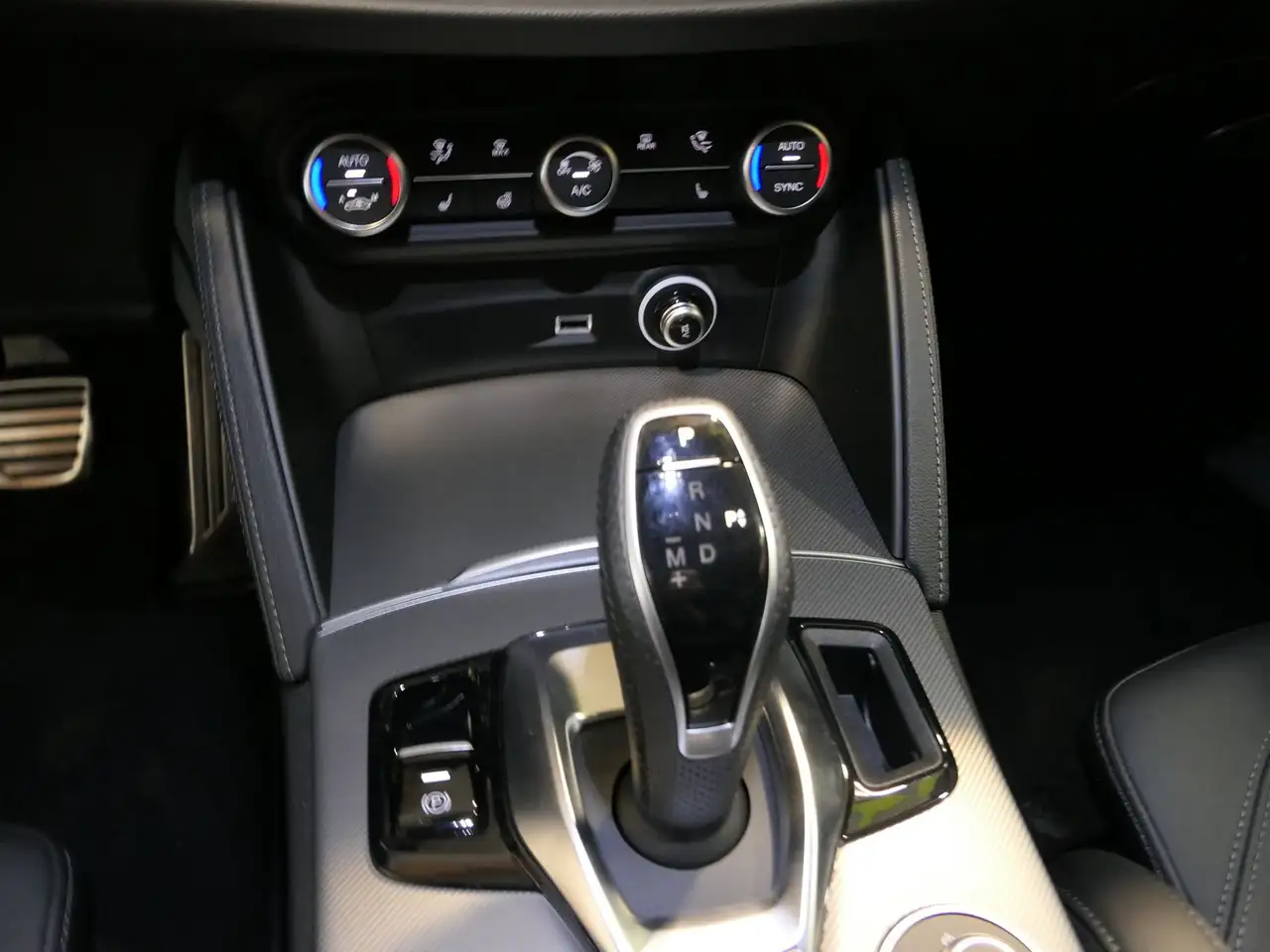 Alfa Romeo Stelvio 2025 — фото 15