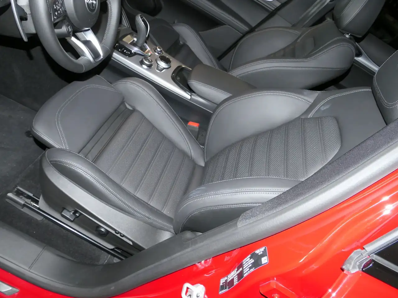 Alfa Romeo Stelvio 2025 — фото 11