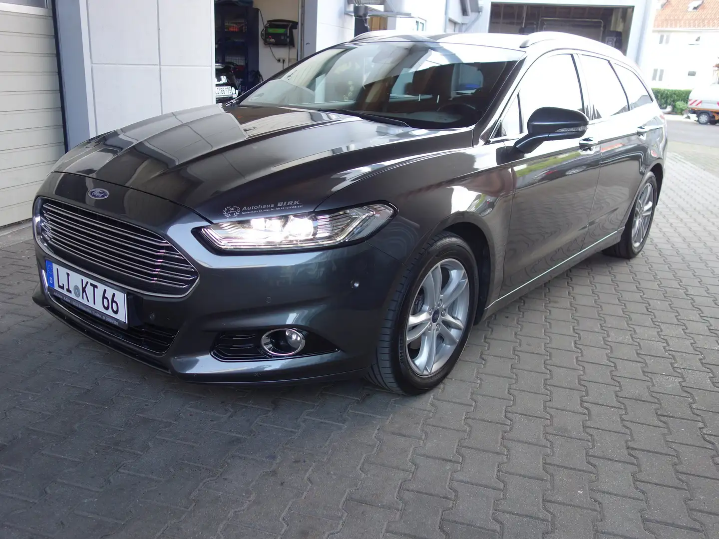 Ford Mondeo Titanium Grau - 1