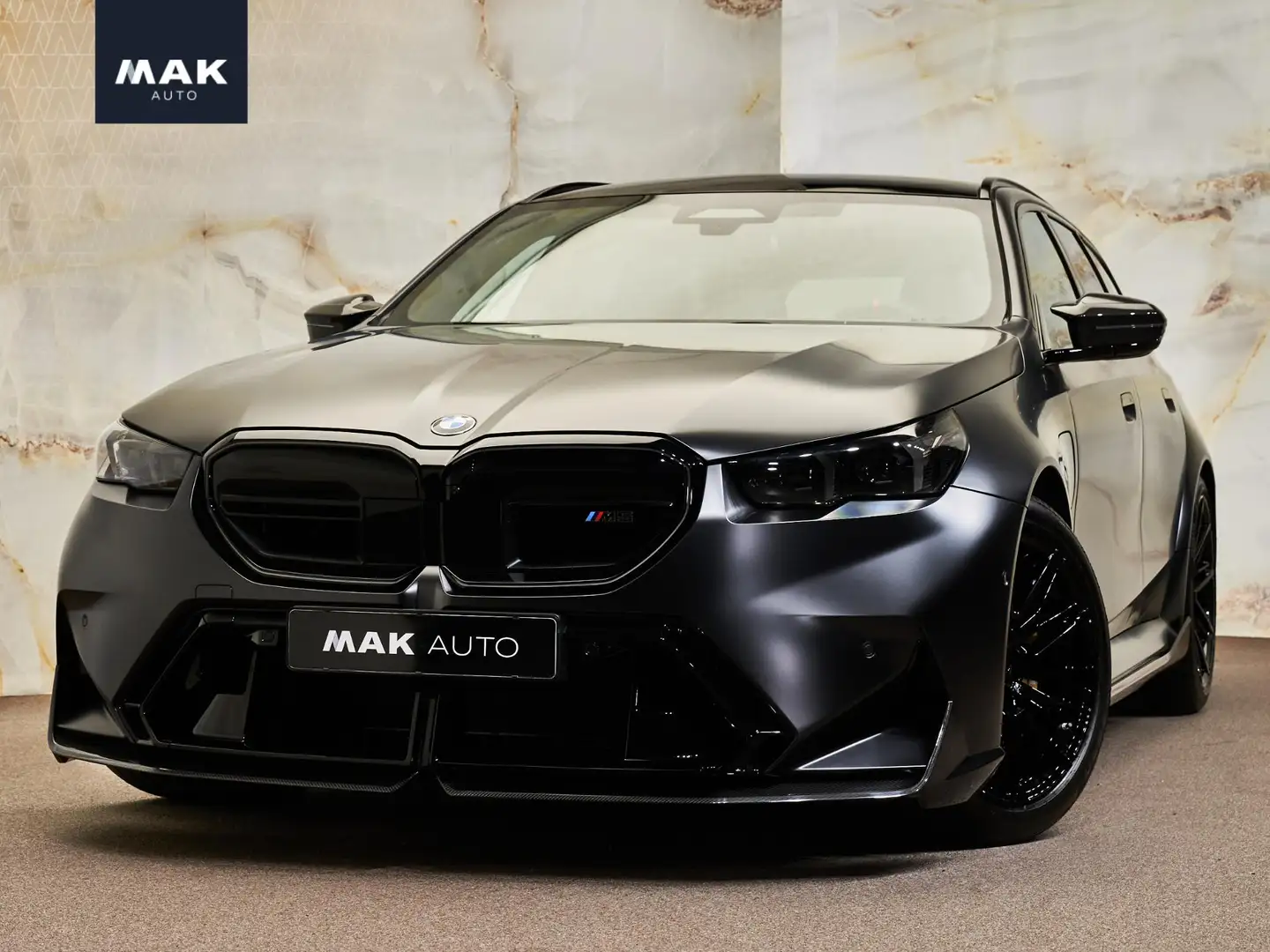 BMW M5 Touring V8 M Hybrid, Akrapovič, M Performance, Eve Grijs - 1