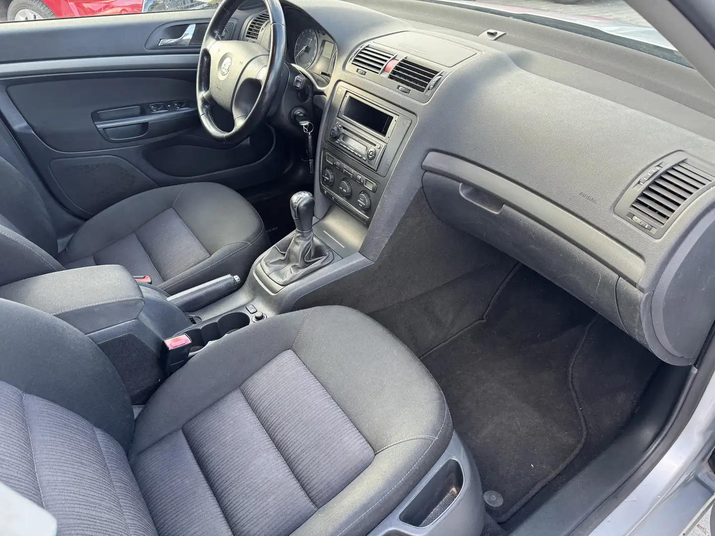 Skoda Octavia 2,0 TDI Elegance / Xenon Grau - 2