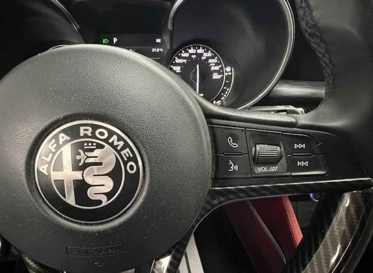 Alfa Romeo Stelvio снимка Alfa Romeo Stelvio