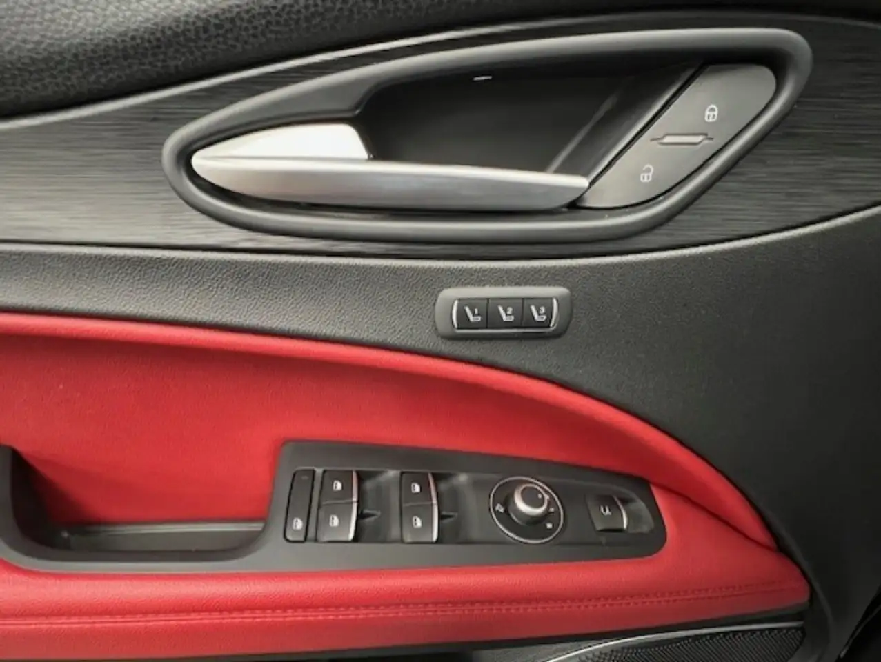 Alfa Romeo Stelvio снимка Alfa Romeo Stelvio