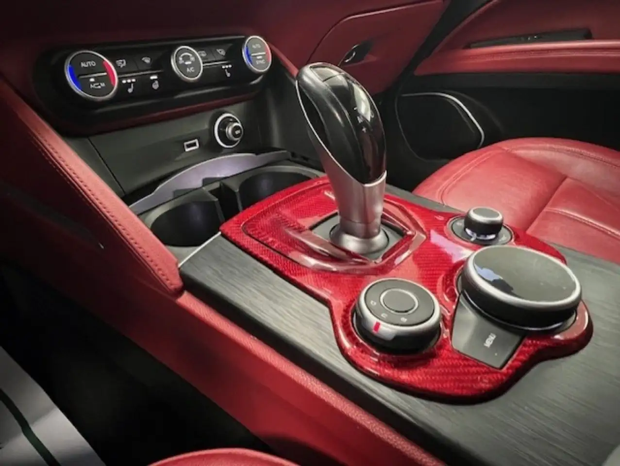Alfa Romeo Stelvio снимка Alfa Romeo Stelvio
