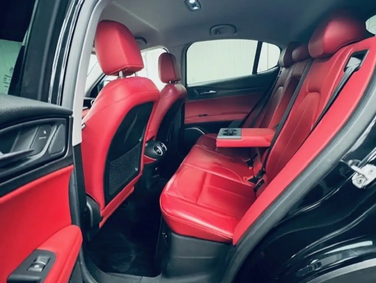 Alfa Romeo Stelvio снимка Alfa Romeo Stelvio