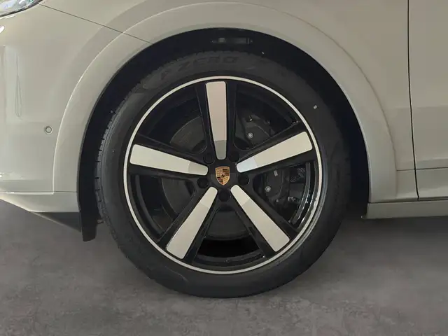 Porsche Cayenne view 9