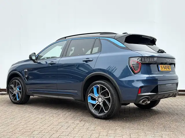 Lynk & Co 01 view 2