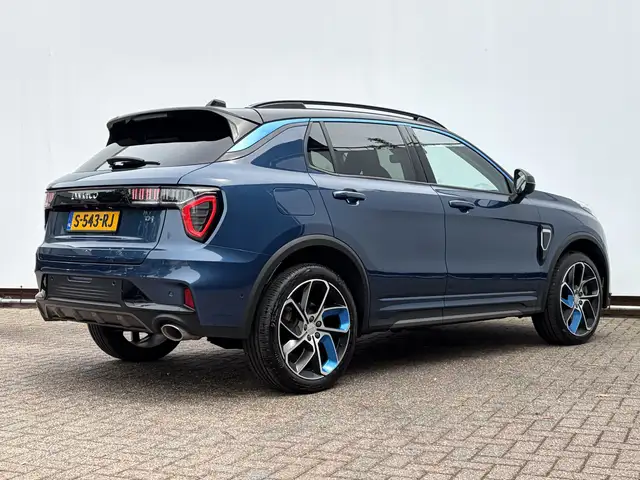 Lynk & Co 01 view 11