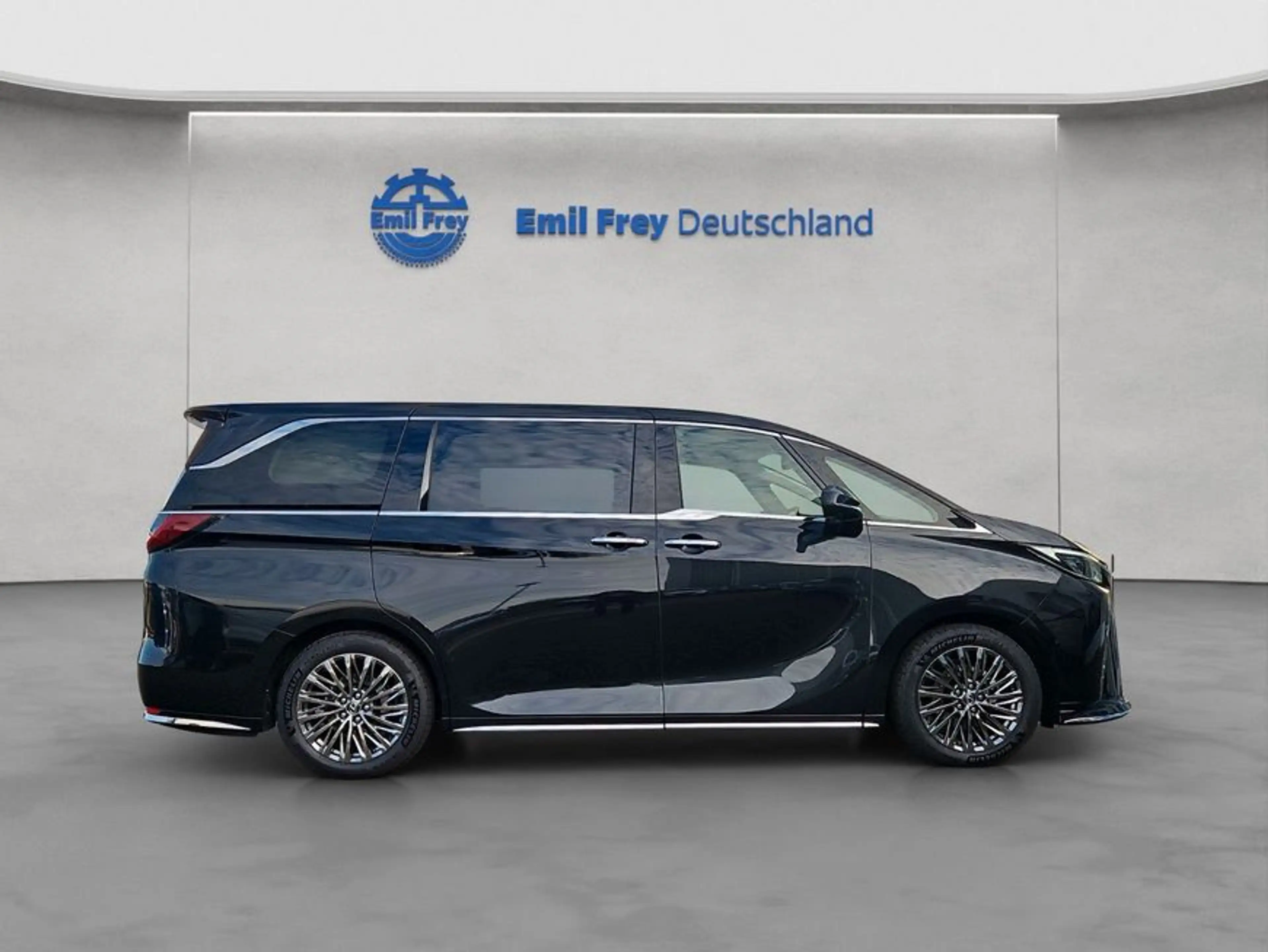 Lexus LM 350h AWD Executive 6+1 Sitzer — photo 3