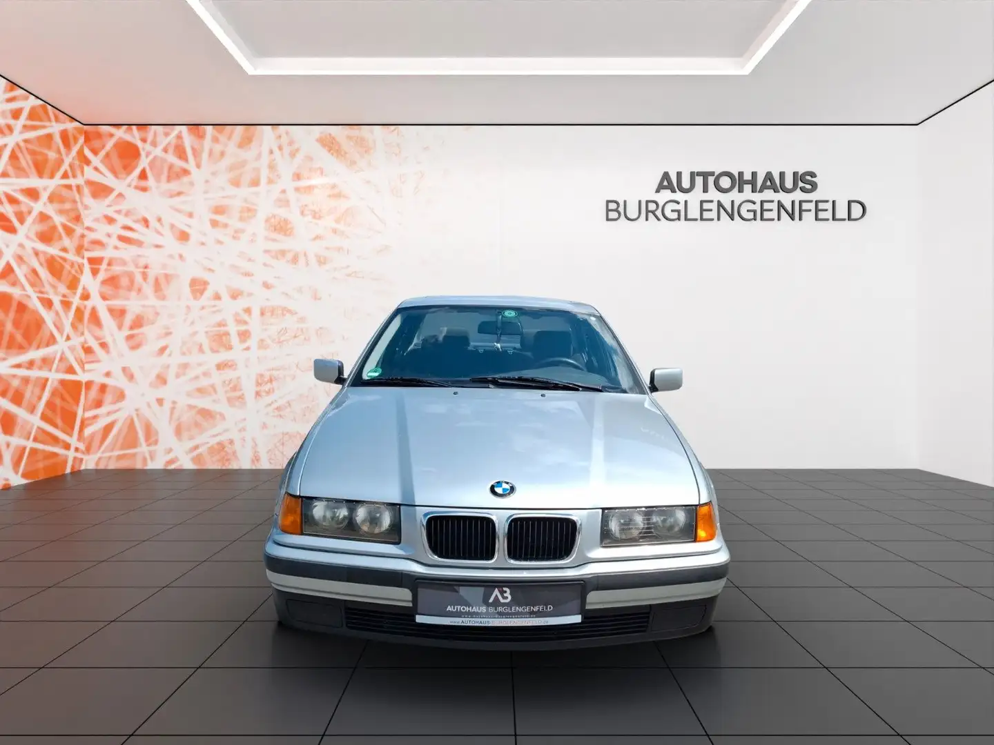 BMW 318 ! Schiebedach ! SHZ ! PDC ! TÜV 05/26 Silber - 2