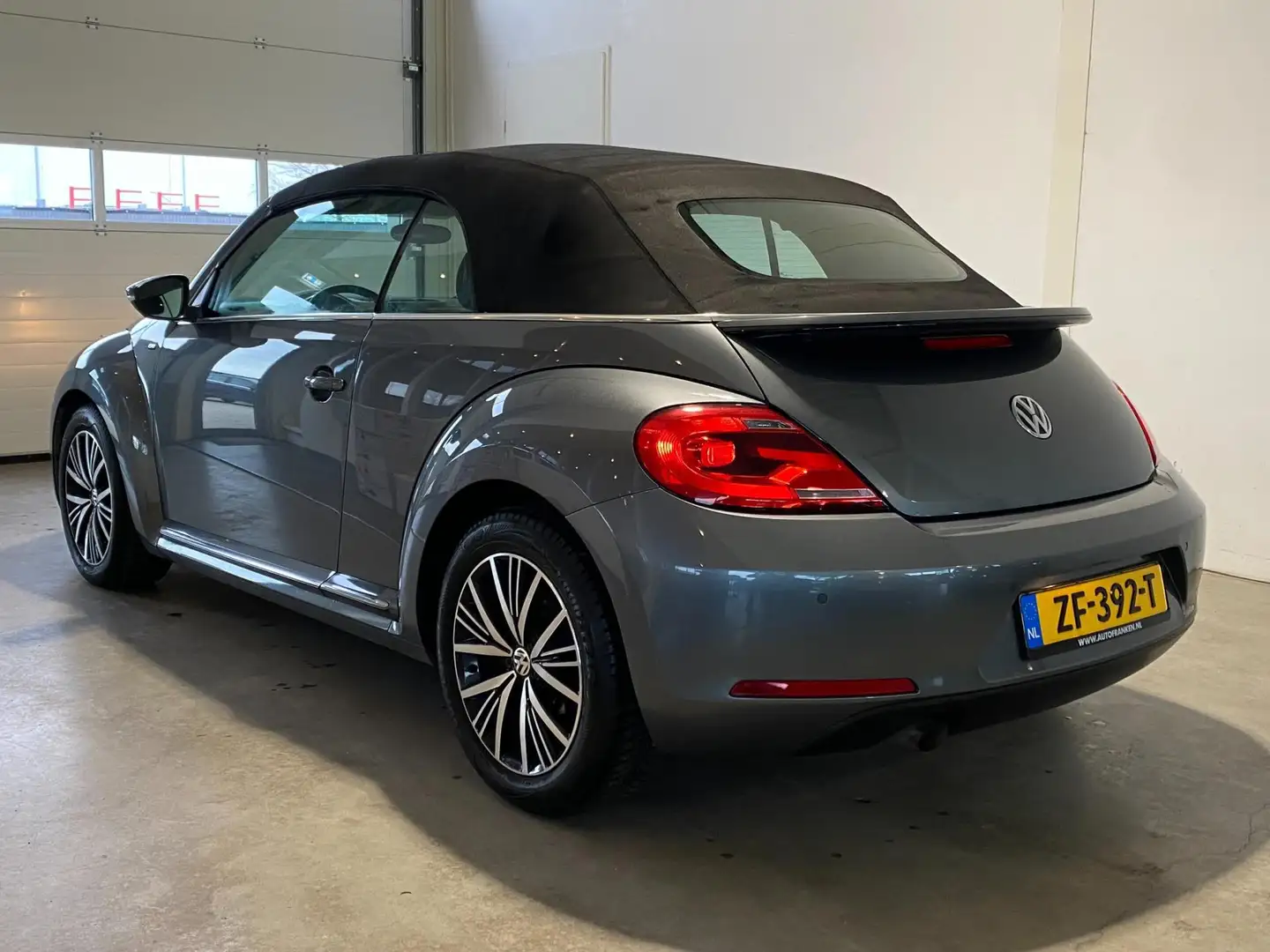 Volkswagen Beetle Cabrio 1.2 TSI Automaat Grijs - 2