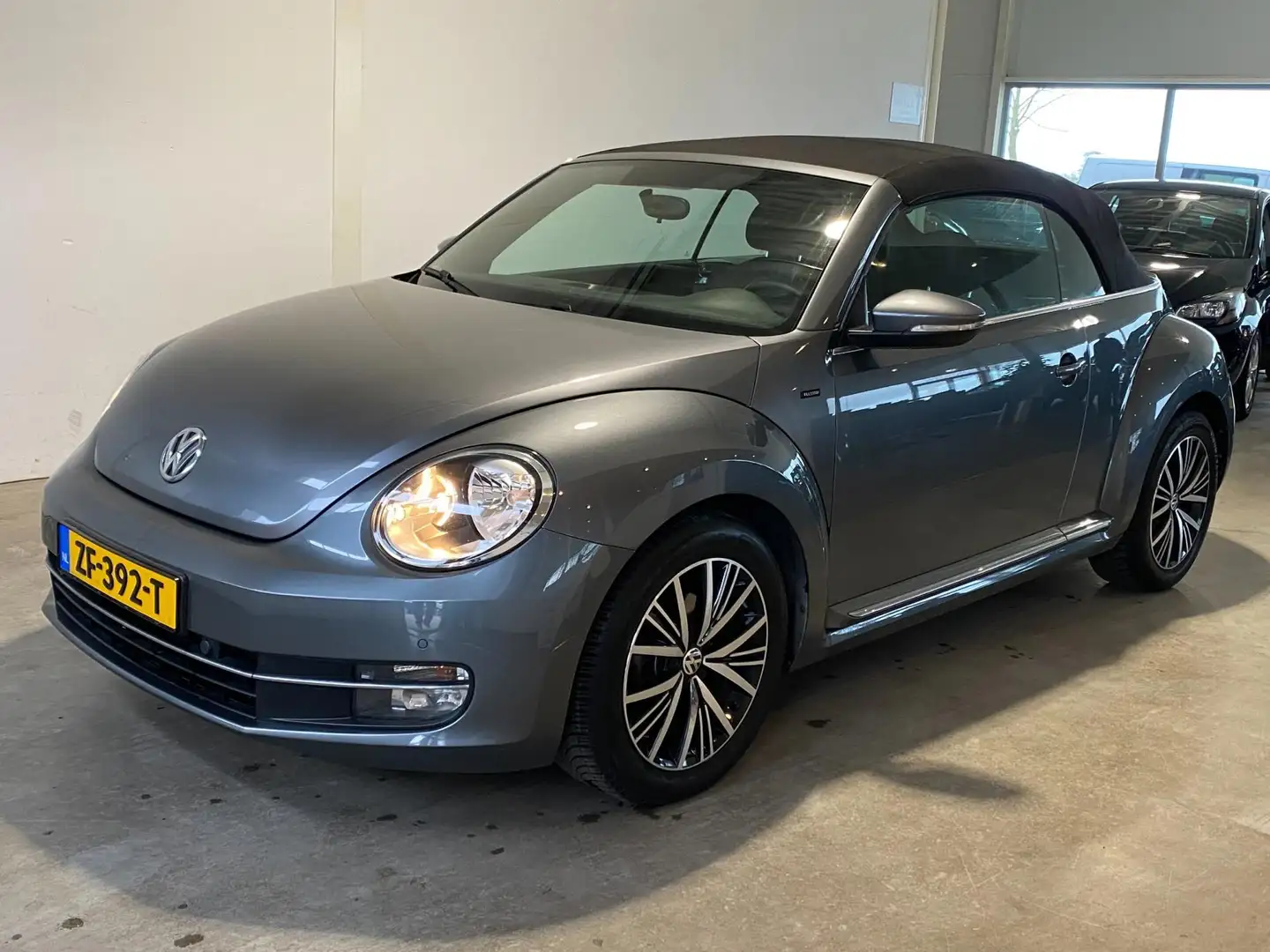 Volkswagen Beetle Cabrio 1.2 TSI Automaat Grijs - 1