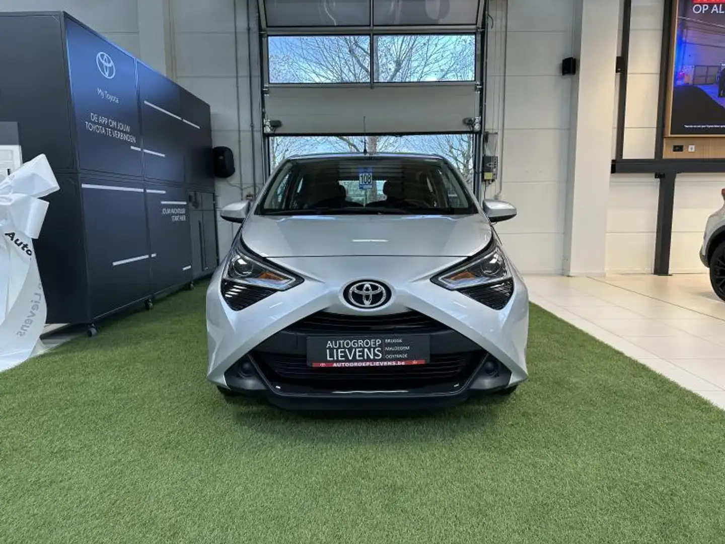 Toyota Aygo 1.0 MT X-PLAY II Grau - 2