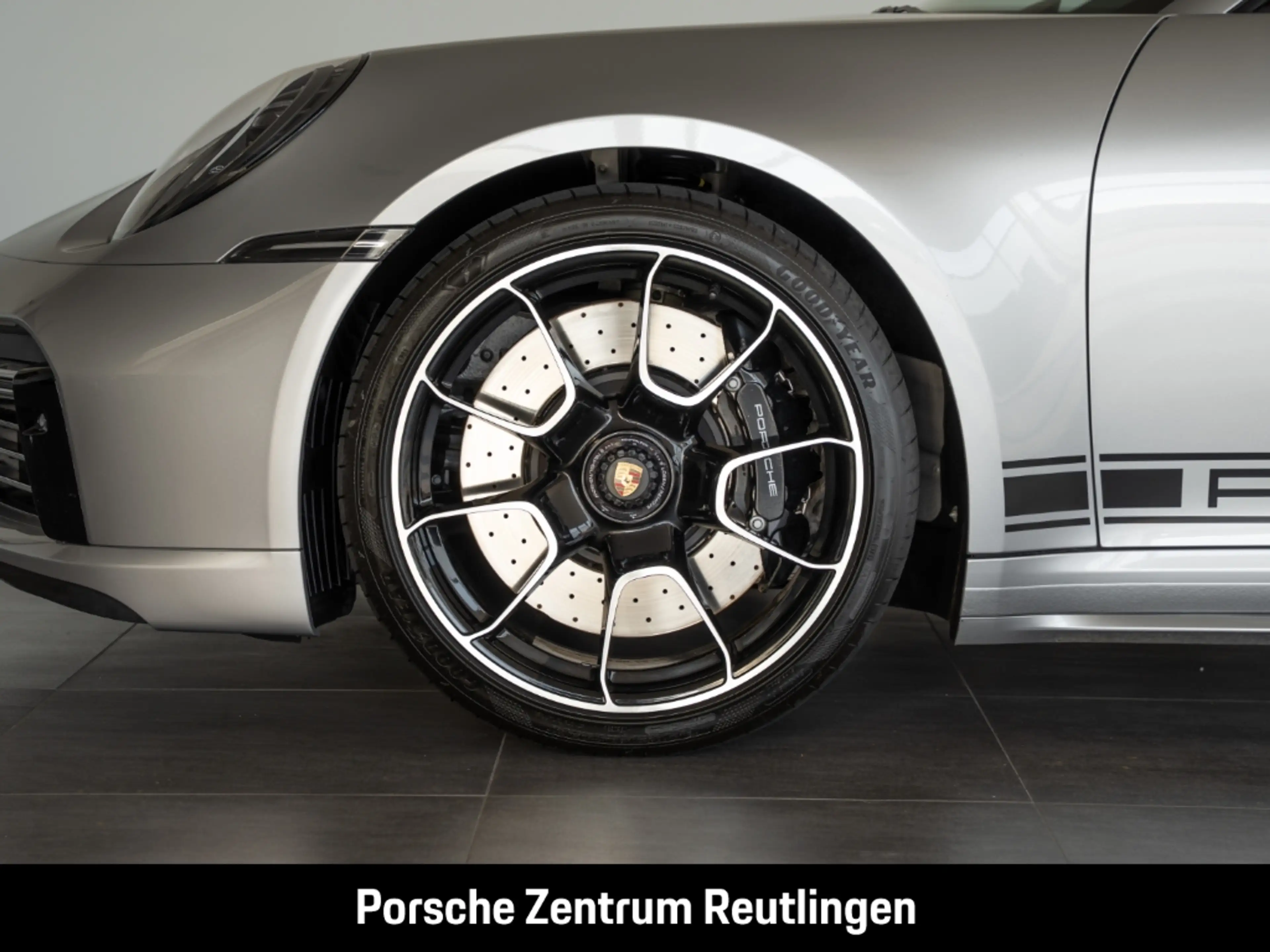Porsche 992 (911) Turbo Cabriolet — photo 12