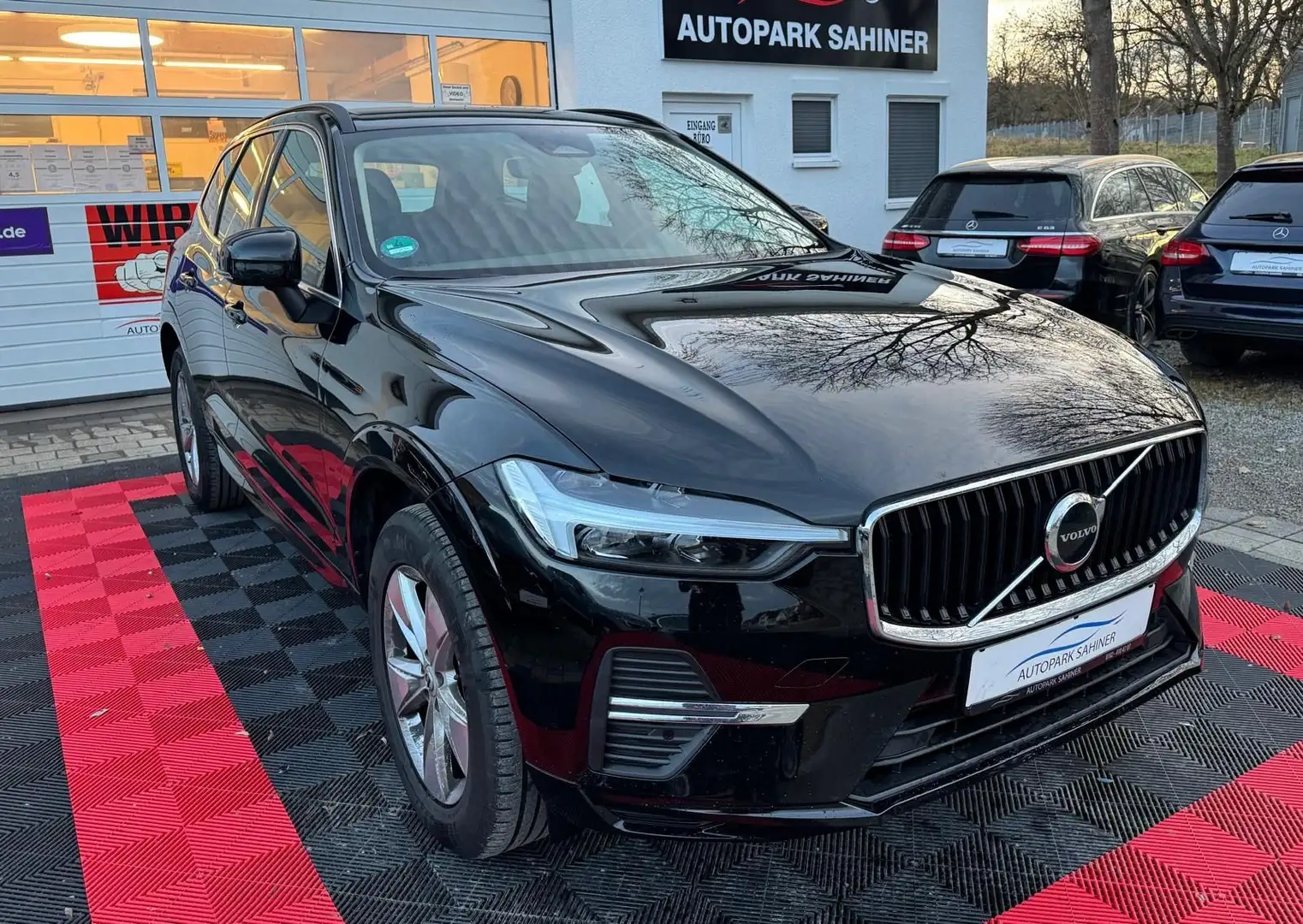 Volvo XC60 XC60 Momentum Pro AWD Schwarz - 1