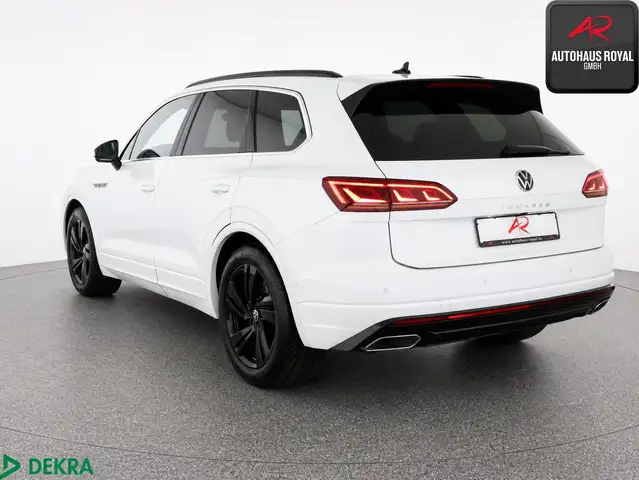 Volkswagen Touareg view 3