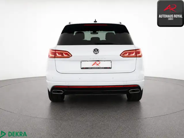 Volkswagen Touareg view 4