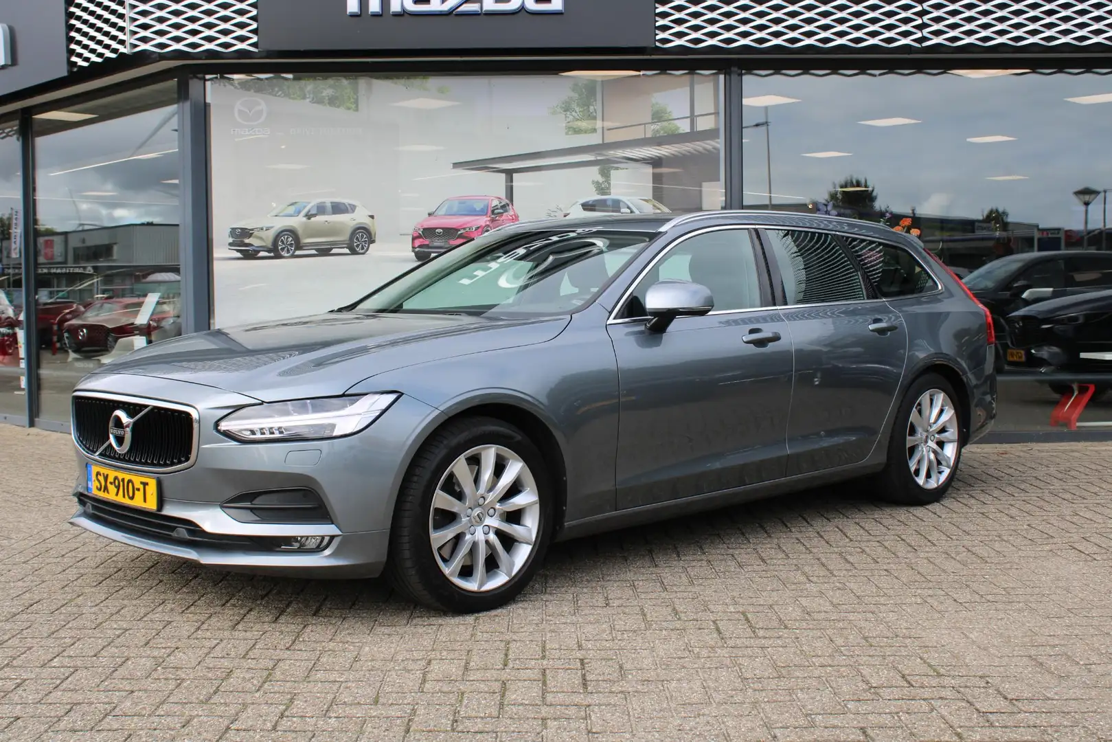 Volvo V90 2.0 T4 Momentum , Automaat, Leder, Trekhaak, Dakra Grijs - 2