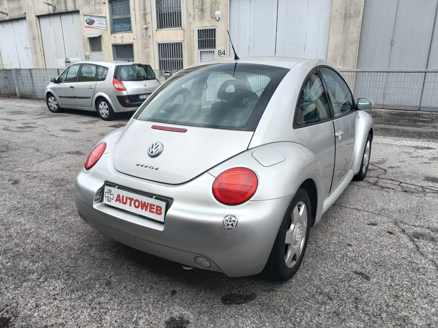 Volkswagen New Beetle 1.6 102cv Gris - 2