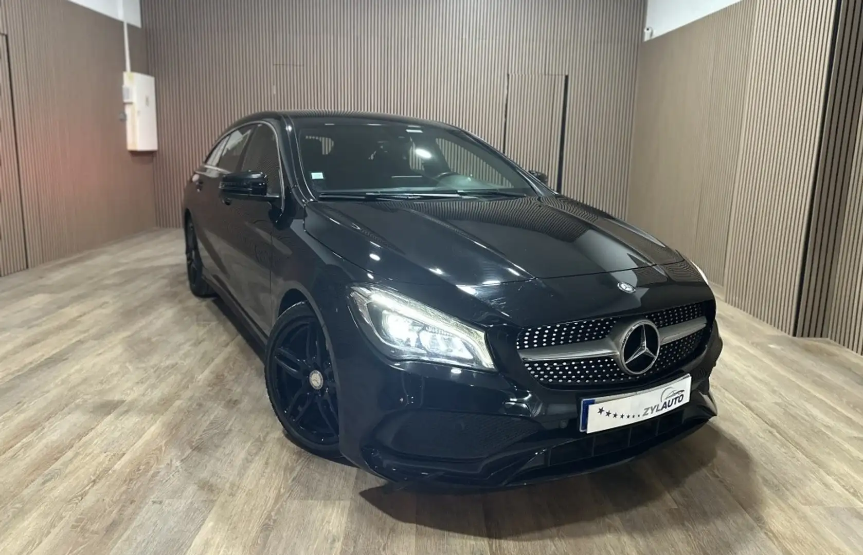 Mercedes-Benz CLA 200 Shooting Brake 200d 7G-DCT Noir - 1