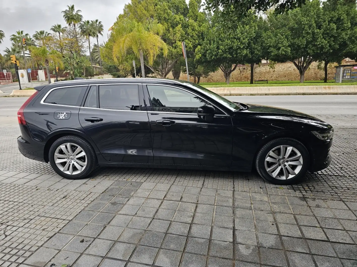 Volvo V60 D4 Aut. Zwart - 1