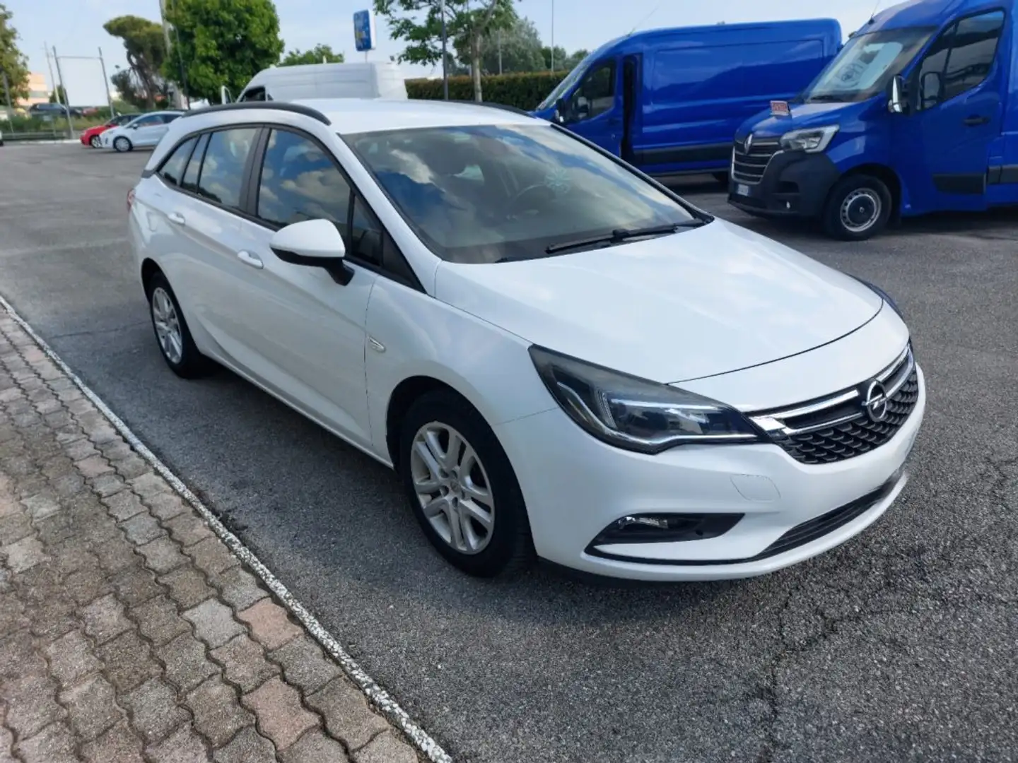 Opel Astra 1.6 CDTi 136CV automatica Sports Tourer Bianco - 2