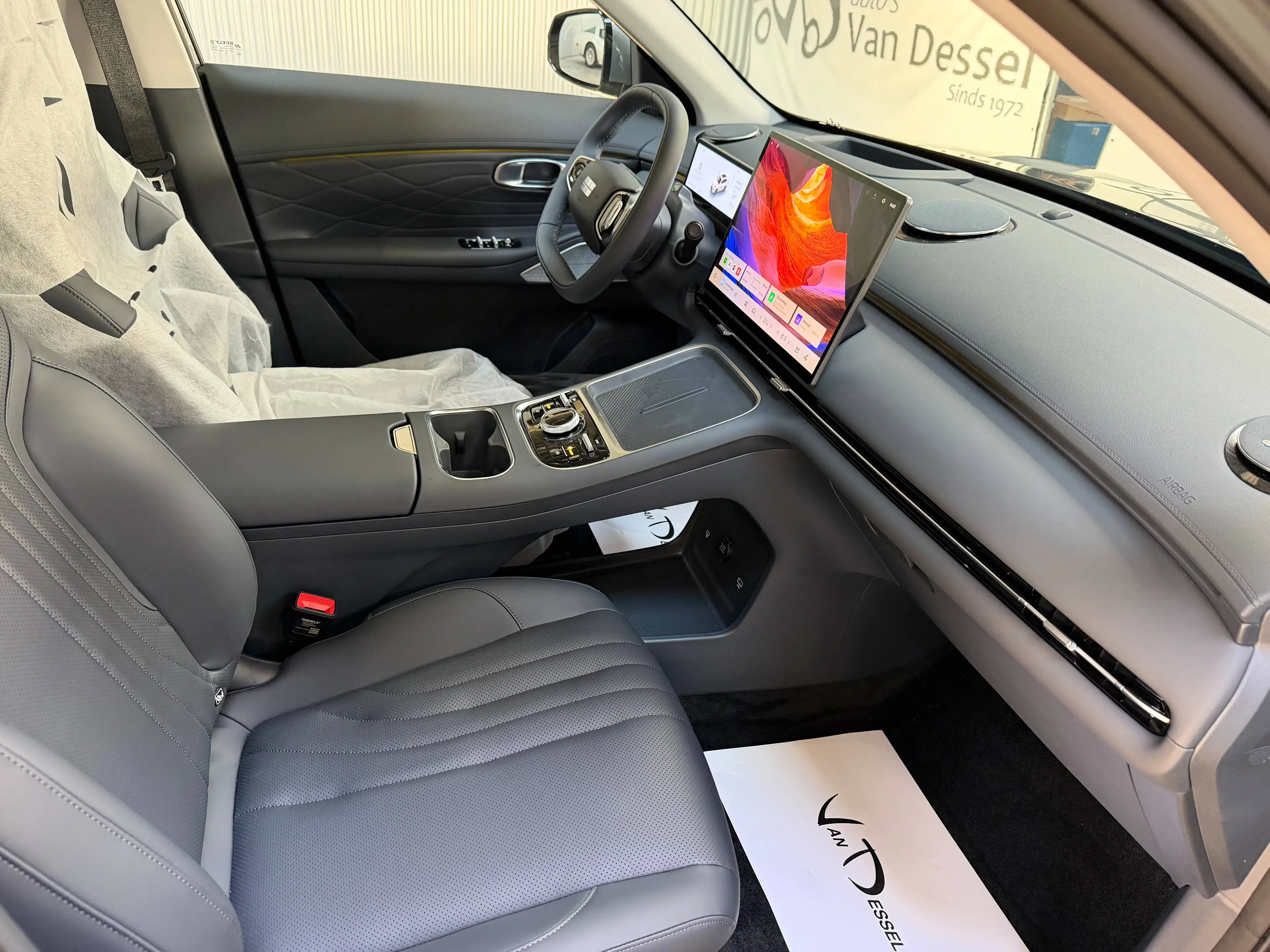 Geely Starray EM-i MAX+ PHEV 29,8 kWh Leder Pano Flyme 19" — photo 11