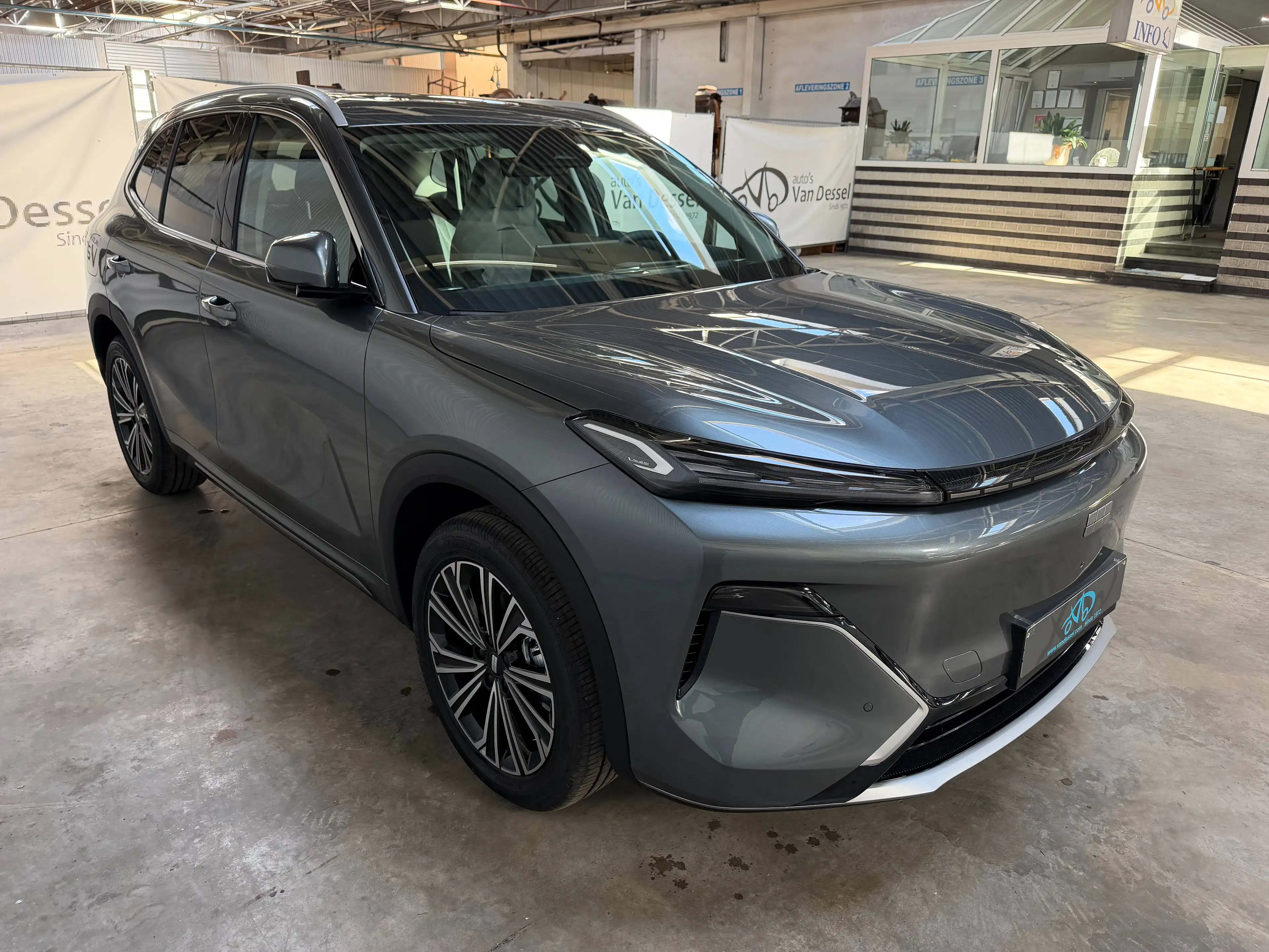 Geely Starray EM-i MAX+ PHEV 29,8 kWh Leder Pano Flyme 19" — photo 4