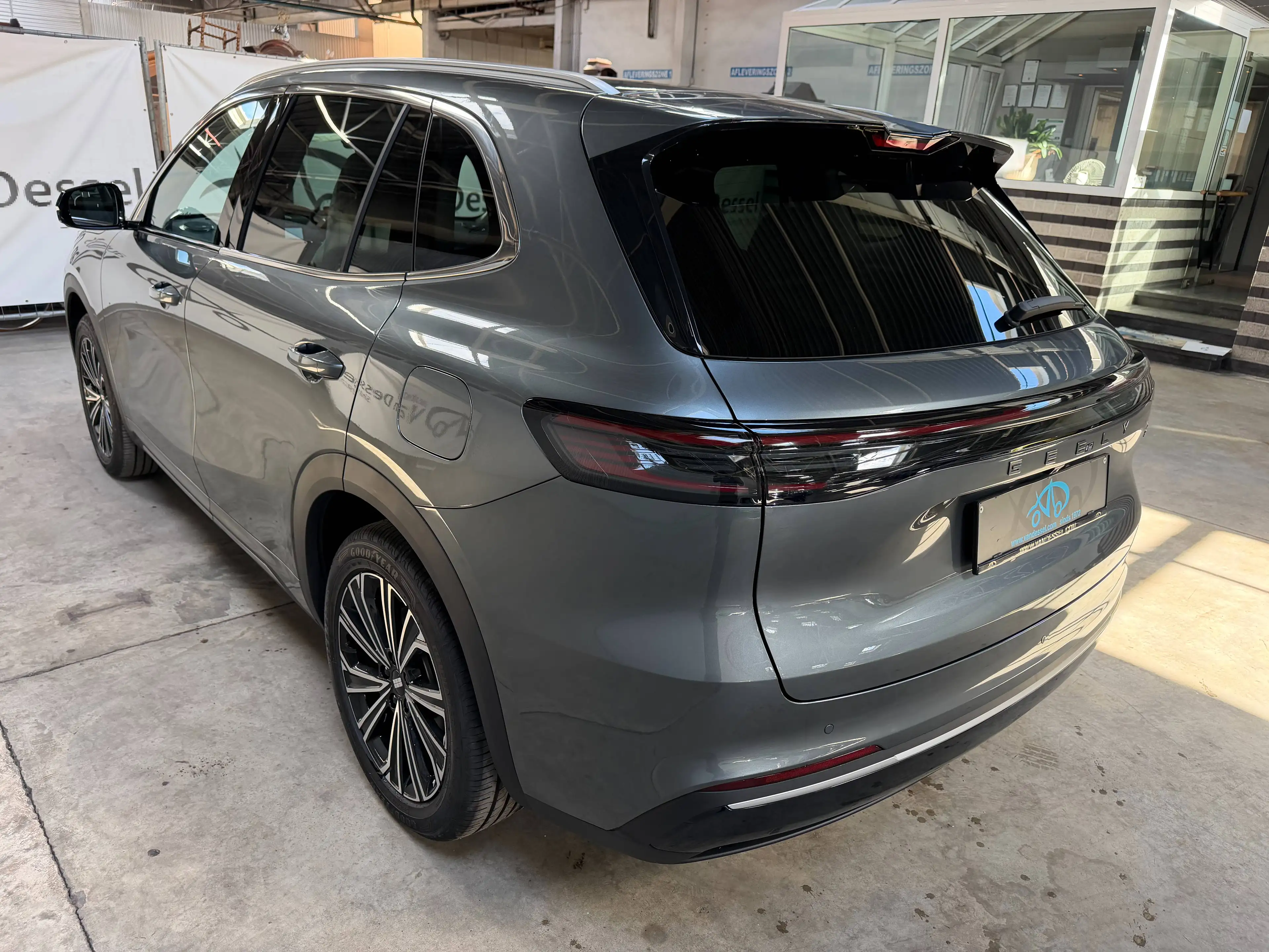 Geely Starray EM-i MAX+ PHEV 29,8 kWh Leder Pano Flyme 19" — photo 2