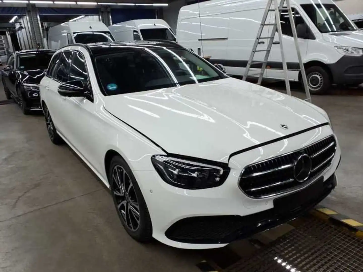 Mercedes-Benz E 220 T d Avantgarde Night Panorama+Burmester !! Weiß - 2