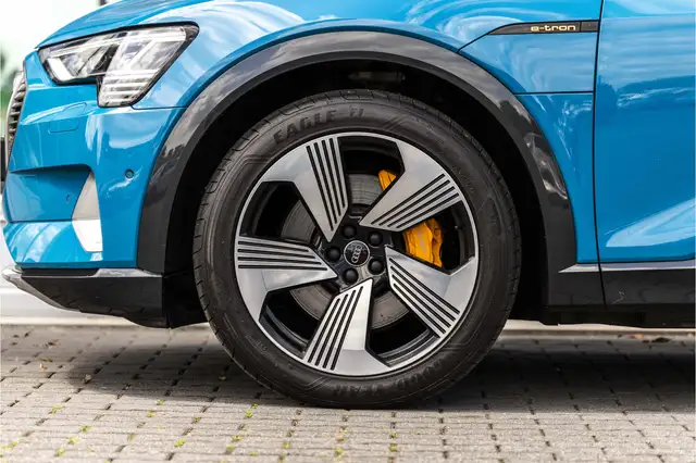 Audi E-Tron view 20