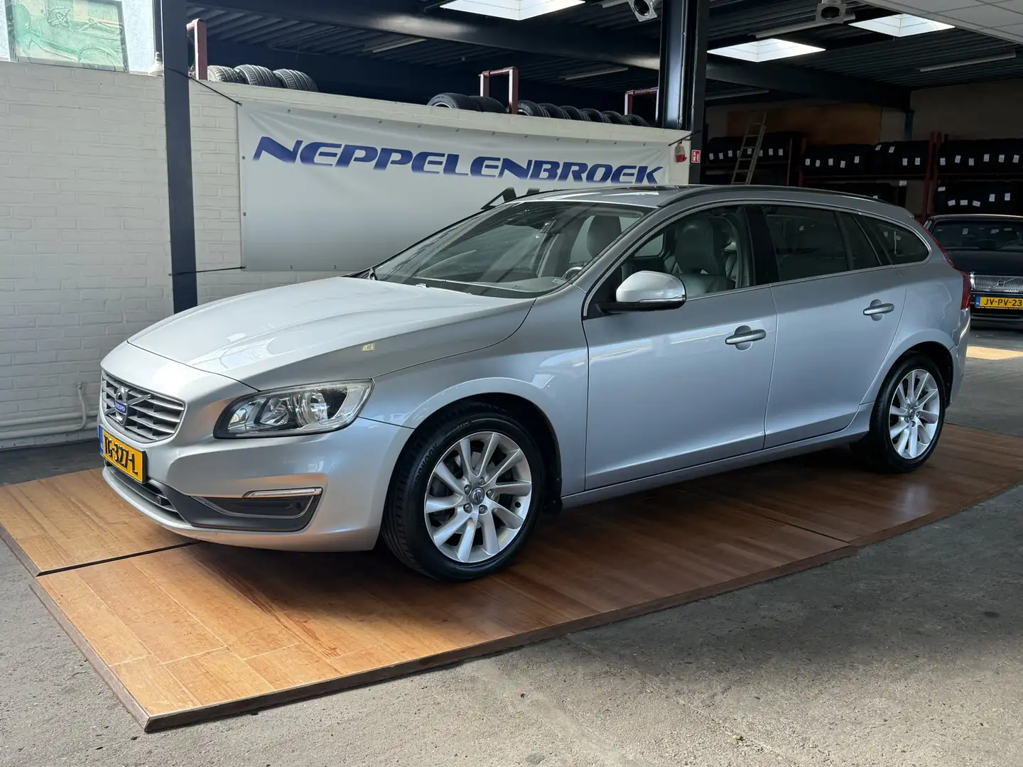 Volvo V60 2.0 D3 5 cil Grijs - 1