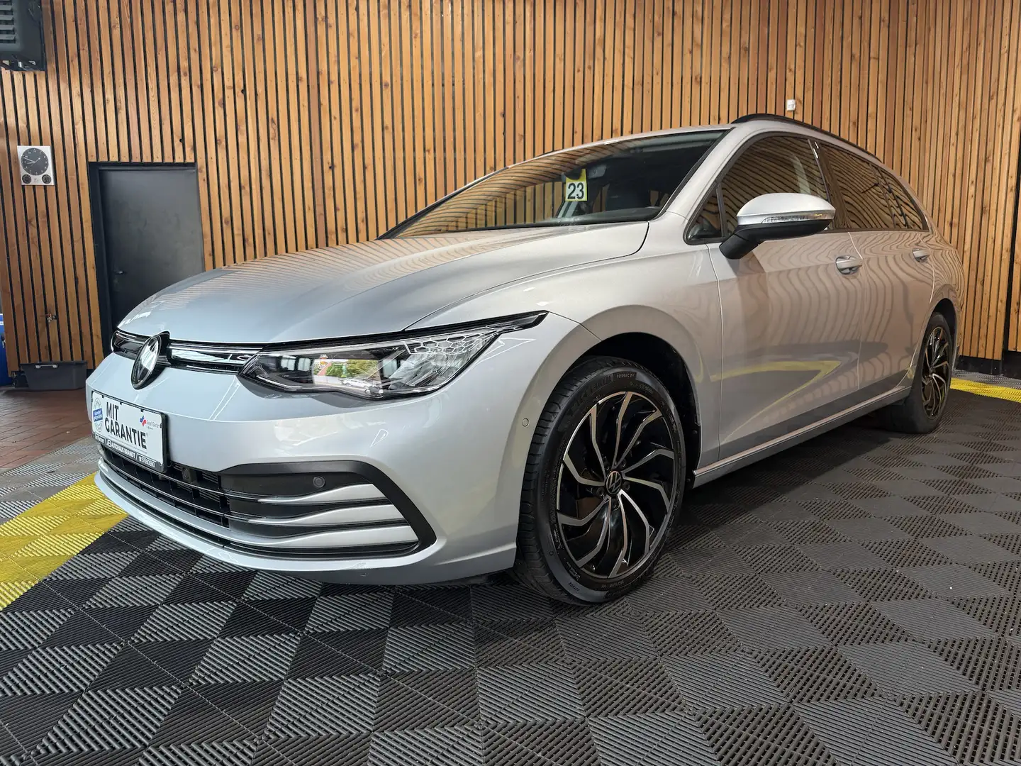 Volkswagen Golf Variant 2,0 TDI Life *Navi*ACC*LED*Kam*AHK* Silber - 1