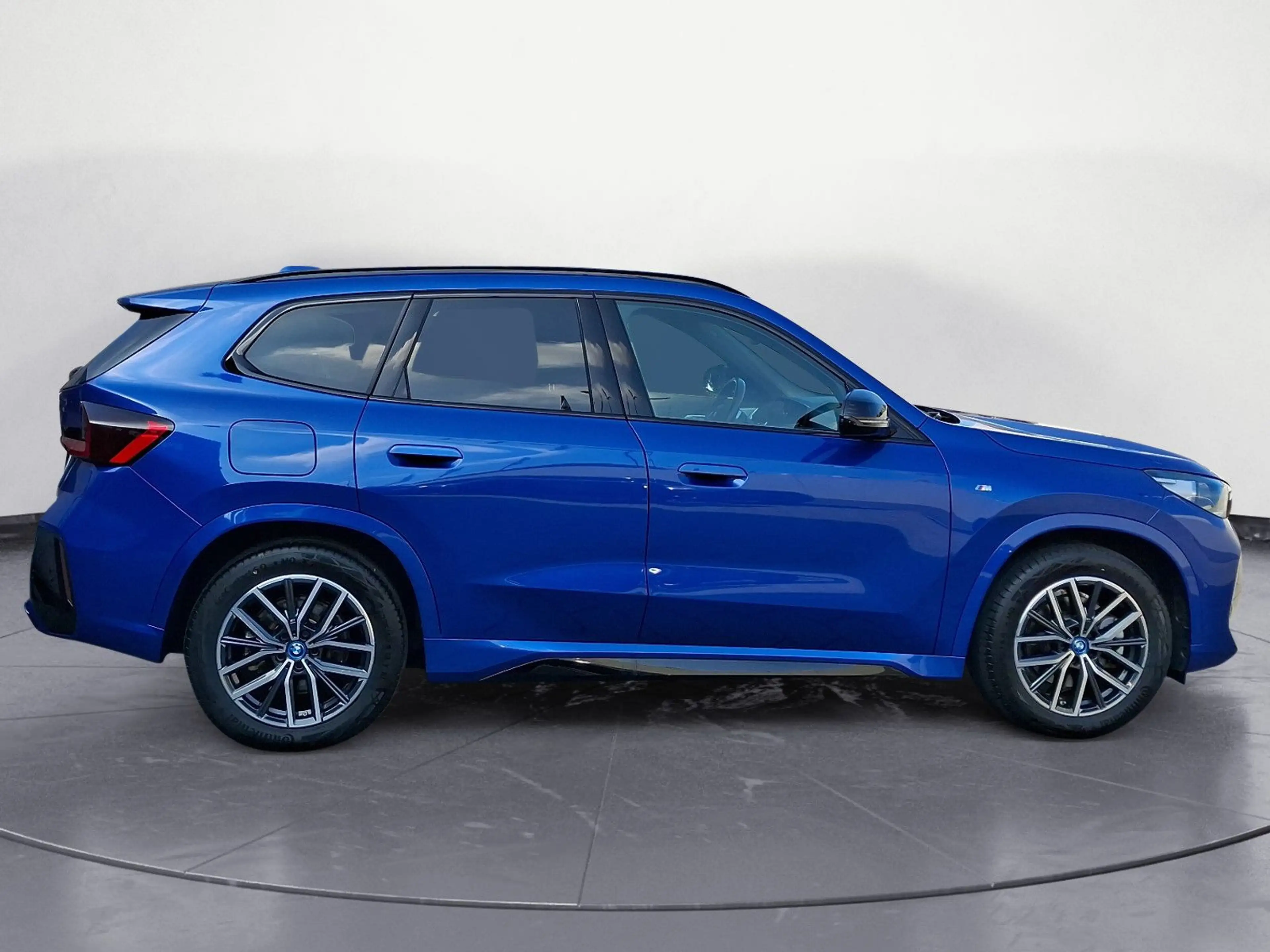 BMW iX1 xDrive30 *MSport*Shadow*Navi*HiFi*AHK*LED*PD — photo 8