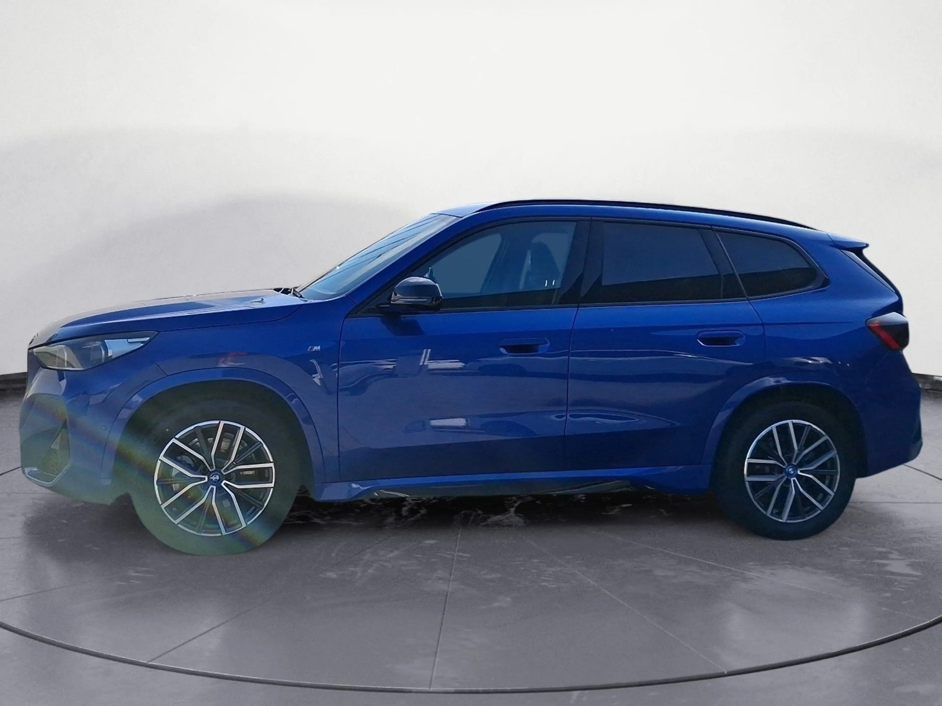 BMW iX1 xDrive30 *MSport*Shadow*Navi*HiFi*AHK*LED*PD — photo 5