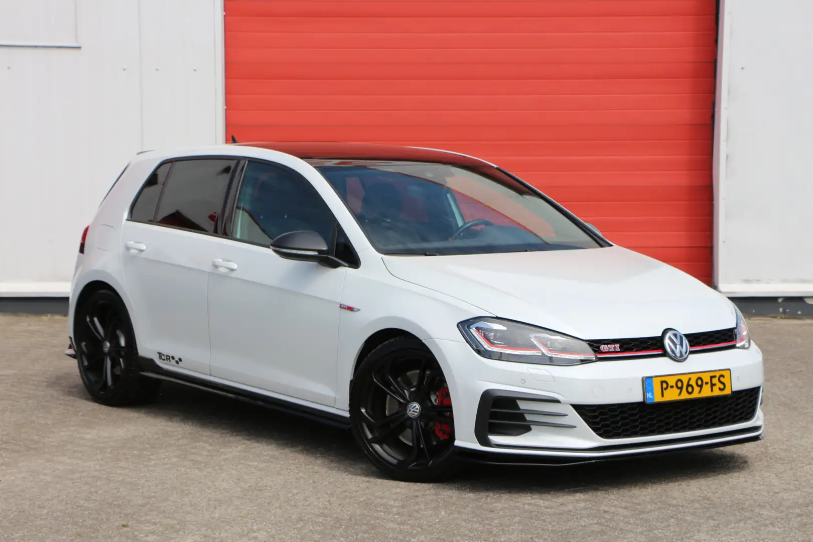 Volkswagen Golf GTI 2.0 TSI TCR | Akrapovic | Pano | Discover Pro Weiß - 1