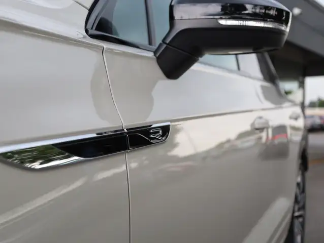 Volkswagen Touareg view 3
