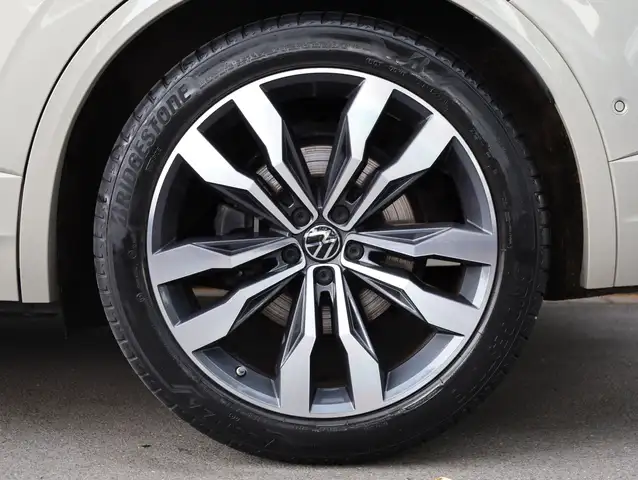 Volkswagen Touareg view 9
