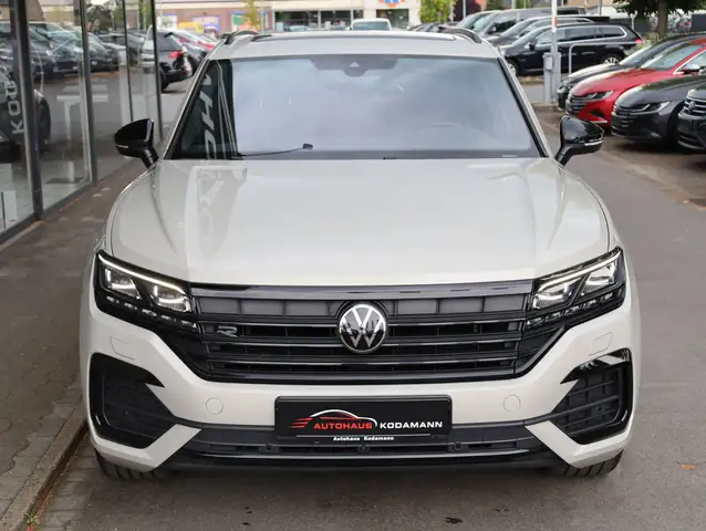 Volkswagen Touareg view 5