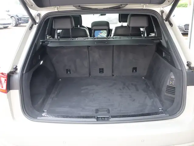 Volkswagen Touareg view 15