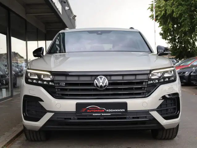 Volkswagen Touareg view 6