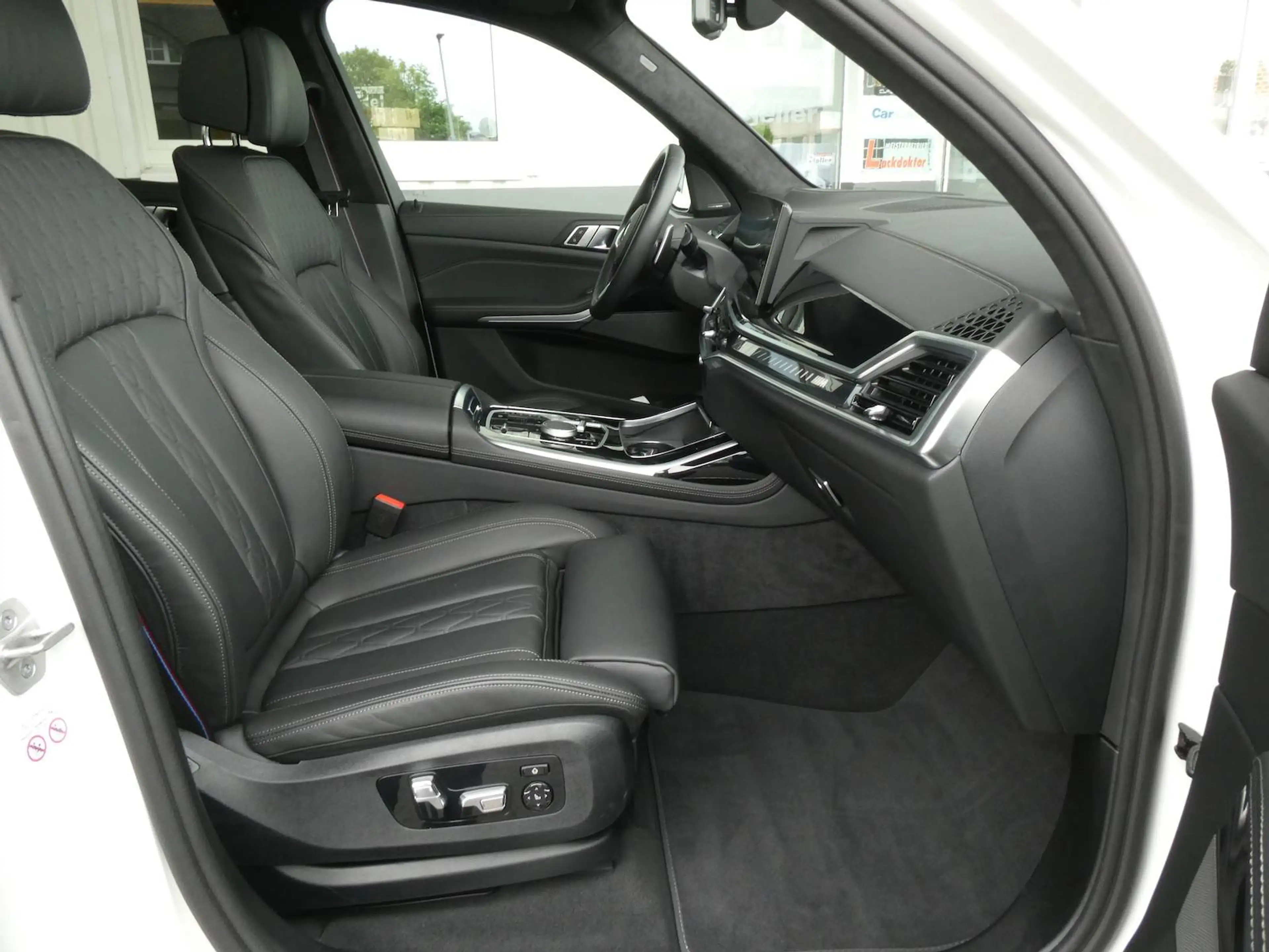 BMW X7 M xDrive M60 i M Sport Pro — photo 13